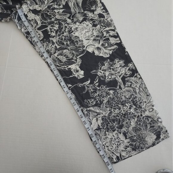 Ann Taylor Loft Floral Gray & White Pull On Cropped Pants Size Large - Picture 2 of 10